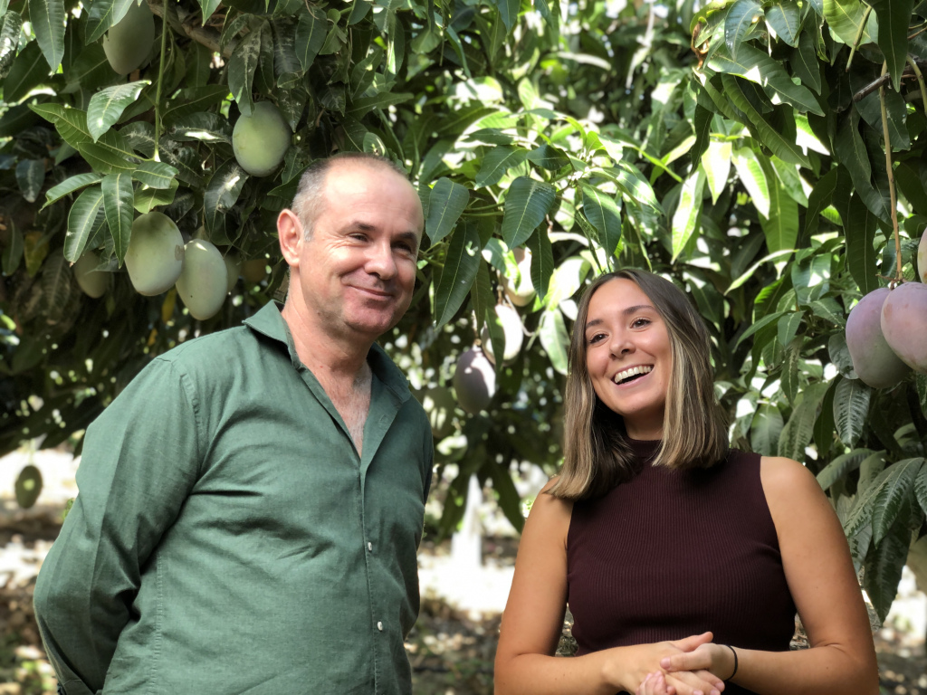 María Martínez y su padre en los campos de mangos