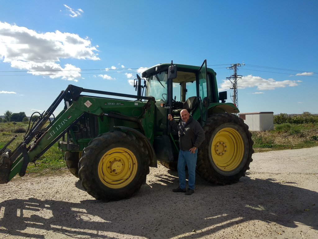 El Farmer Antonio y su tractor verde