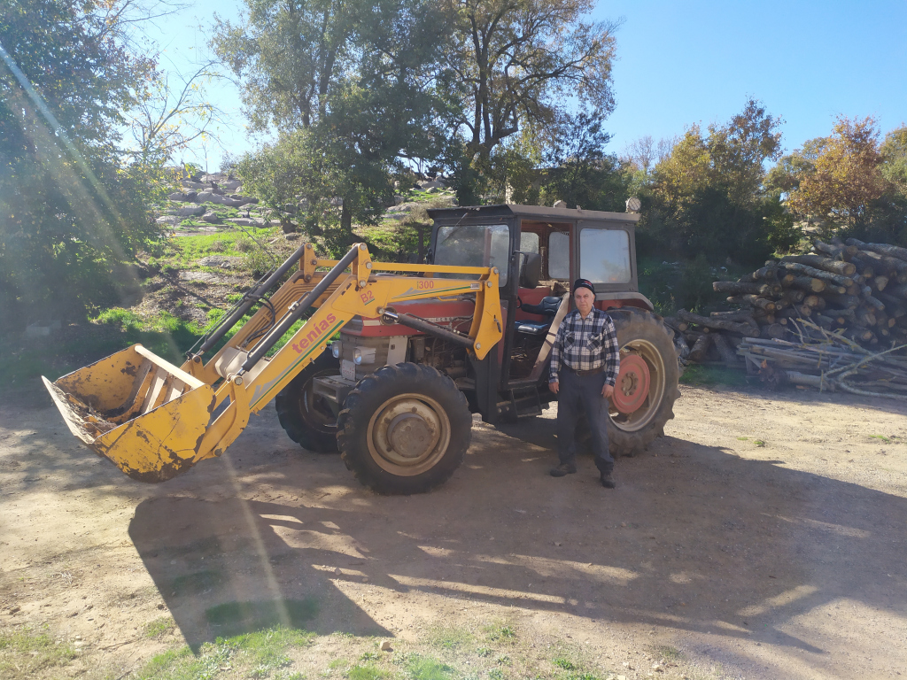Granjero delante de un tractor