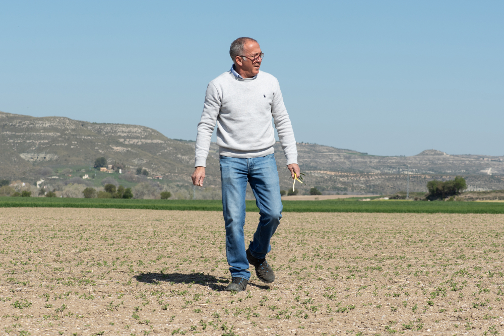 Un agricultor andando por el campo