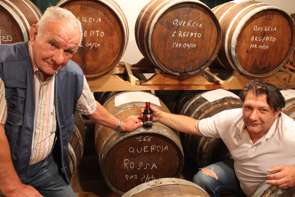 Andrea Iotti et son père Danilo Iotti qui tiennent une bouteille de vinaigre