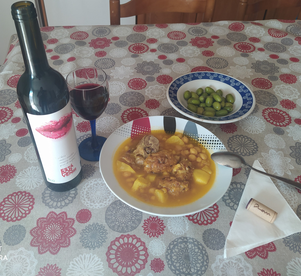 Ragoût de boulettes d’Almeriense avec du vin rouge et des olives vertes