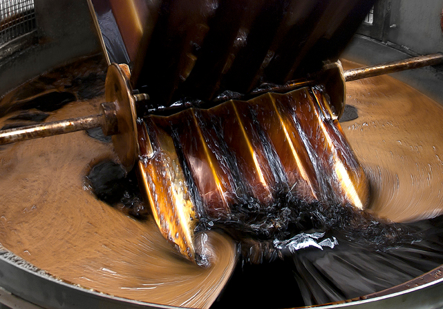 Eine Maschine, die Balsamico-Essig mischt
